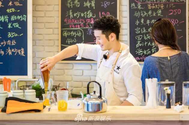 《中餐厅》黄晓明替赵薇着想 捍卫“小赵”称号|黄晓明|赵薇|中餐厅_新浪娱乐_新浪网