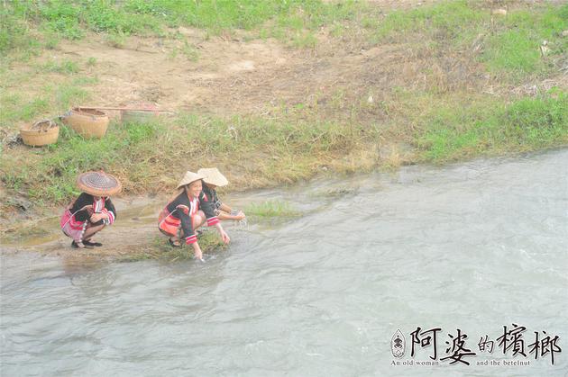 黎族阿婆在河边