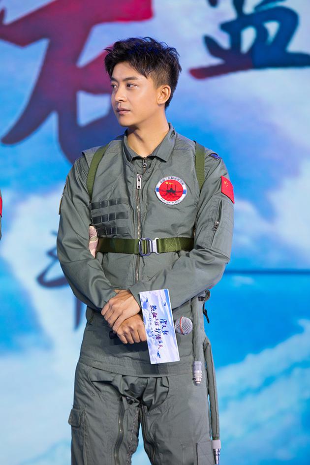 李佳航连拍22晚大夜戏李晨范冰冰为其叫苦