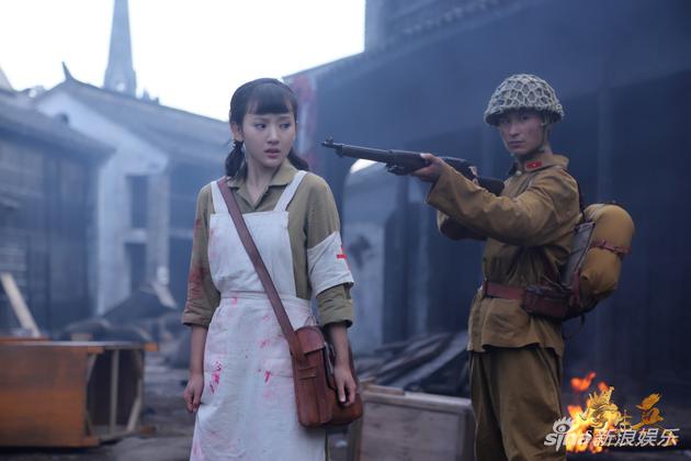 学生兵孙艺宁变甜美校花演绎成长蜕成女战士