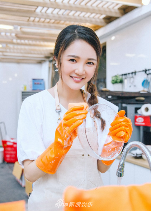 首位嘉宾助攻《中餐厅》 遭张亮靳梦佳强烈挽