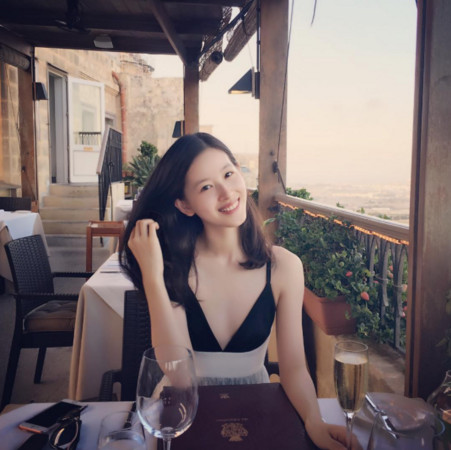 奶茶妹妹难得晒深V性感照 然而网友却这么说... - 1