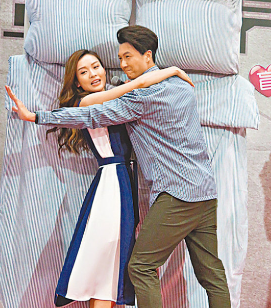 王浩信(右)重演《踩过界》和李佳芯(左)的床上激战