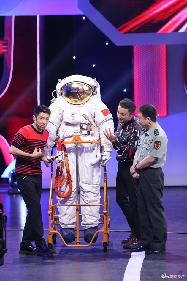 杨利伟重现出舱画面 网友:向航天英雄致敬|杨