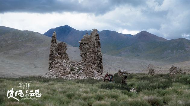 塔贝一行人穿过草丛