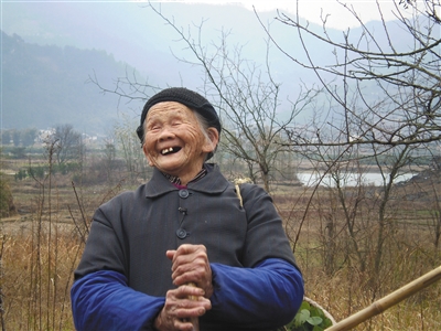 韦绍兰老人总是笑得很灿烂。