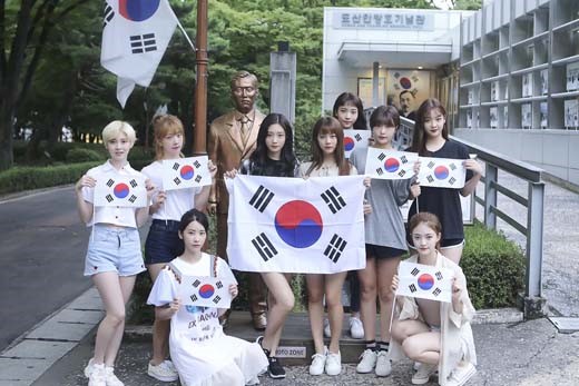 815韩国庆光复节 DIA手持国旗拍照片纪念|光复节|韩国|DIA_新浪娱乐_新浪网