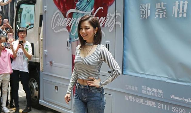 邓紫棋与一名“耳环男”甜蜜逛中环