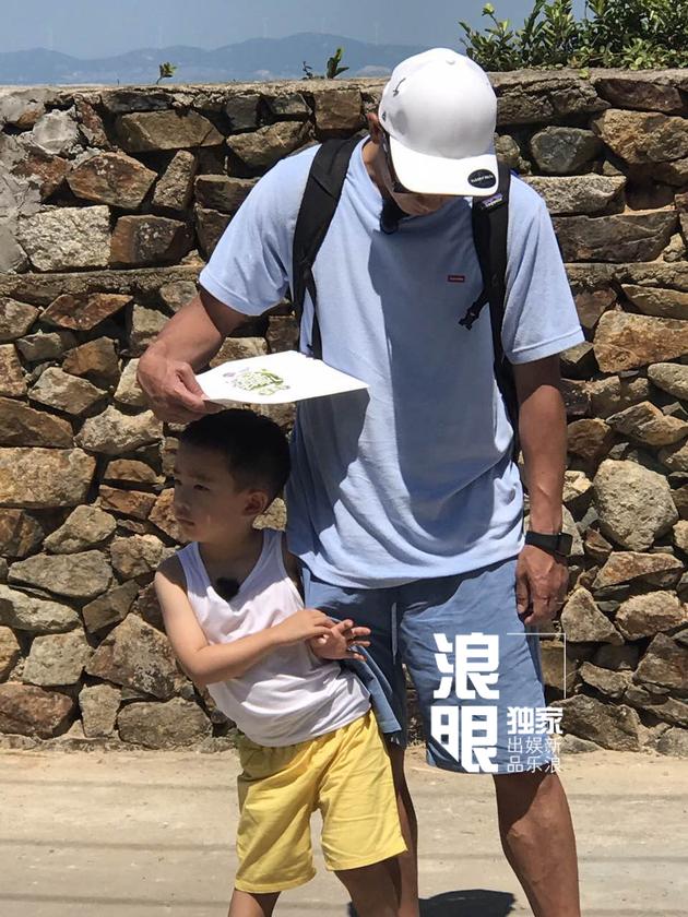 陈小春为儿子遮阳扇风画面温馨