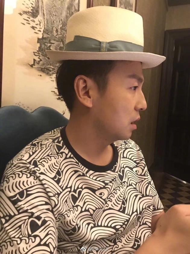 雷佳音自称头围57 结果59的帽子戴不进去