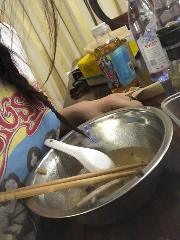 林允端“盆”吃饭