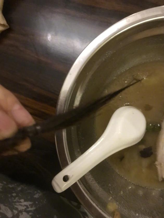 林允头发掉进饭汤中