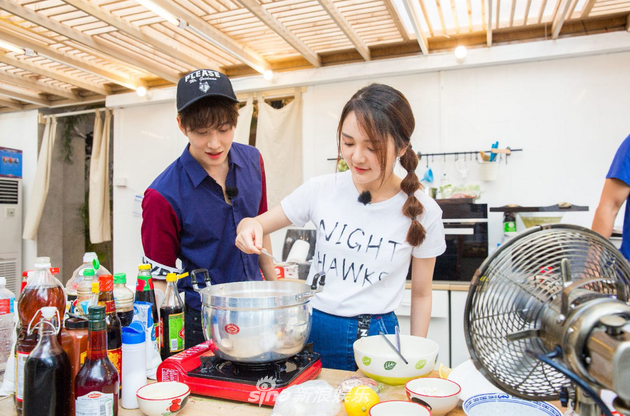 Mike《中餐厅》大秀精湛厨艺 周冬雨点赞:我喜