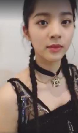 欧阳娜娜拍照临时被cue跳舞 憋笑抖香肩反应萌