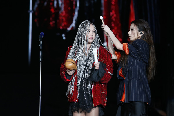 田馥甄带木鱼助阵张惠妹演唱会 现场念经妙语