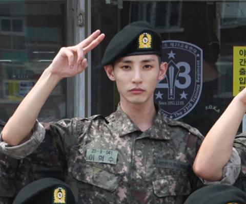 李洙赫入伍近照
