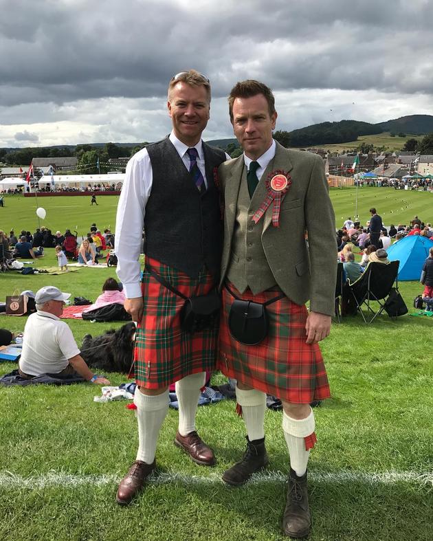 兄弟俩身穿苏格兰传统短裙可还行