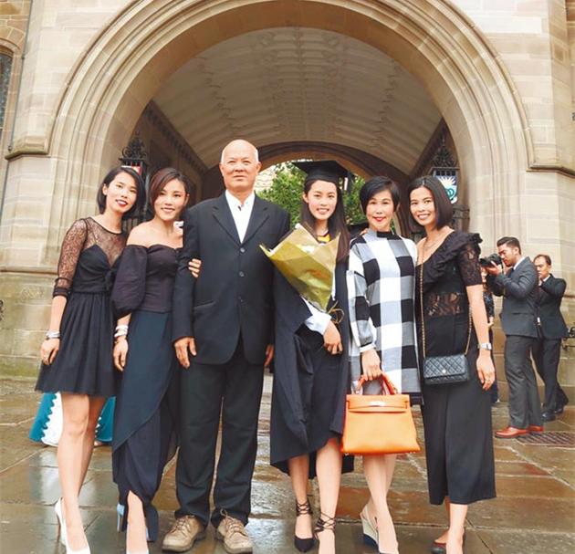 李佳薇（左二）与家人一起参加小妹（右三）的毕业典礼