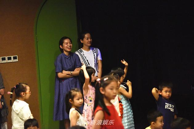 鲁伊莎认真看剧