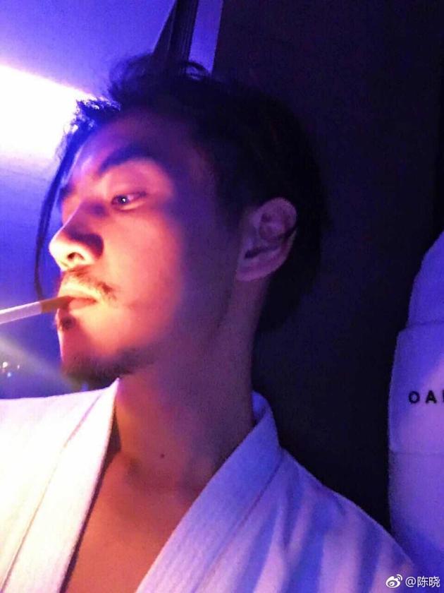 懒叼烟侧颜帅炸 原来留胡子的男人这么撩人|陈