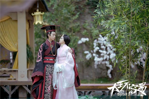 《大王不容易》曝MV 白鹿张逸杰灵魂互换囧事