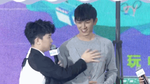 杨旭文被赞自拍进步飞跃 送帽子礼物给粉丝