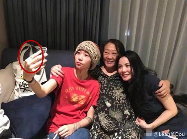 早前窦靖童晒出的和母亲合照,手指上有一枚一模一样的戒指