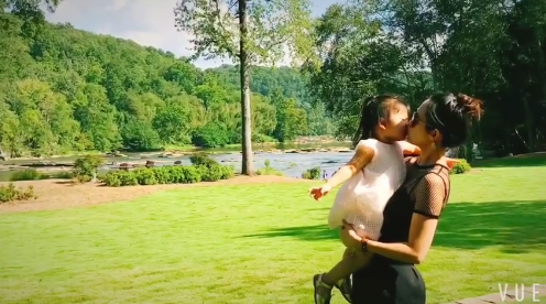 章子怡和女儿醒醒草地上奔跑 辣妈萌娃画面超