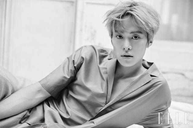 韩星孔明黑白写真公开谈五年演员生活称感恩|