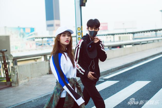 林允宋威龙清晨现身机场 谈笑风生活力十足|林允|宋威龙|机场