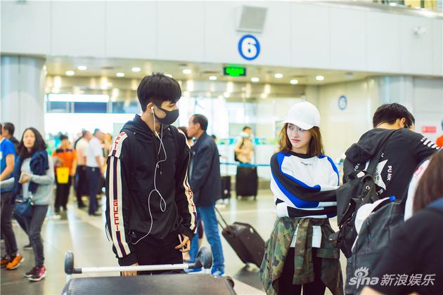 林允宋威龙清晨现身机场 谈笑风生活力十足|林允|宋威龙|机场