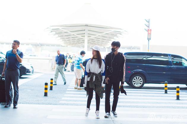 林允宋威龙清晨现身机场 谈笑风生活力十足|林允|宋威龙|机场