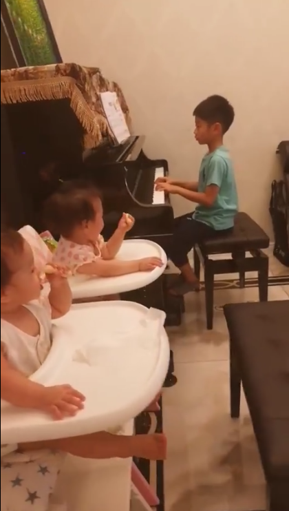 杨阳洋操琴俩妹妹吃饼干