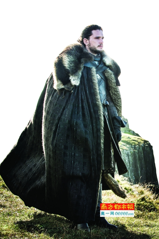 琼恩·雪诺是临冬城的“冰”，按辈分算，他其实是丹妮莉丝的侄子