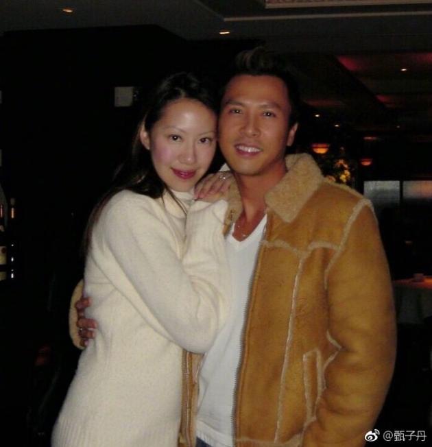 甄子丹与老婆十四年半前合影