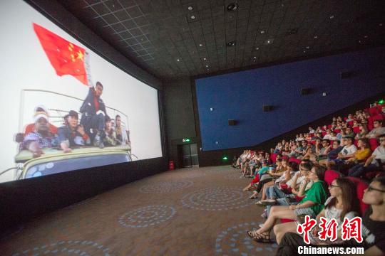 《战狼2》中国公映，影迷观后直言“为祖国的强大骄傲。张云 摄