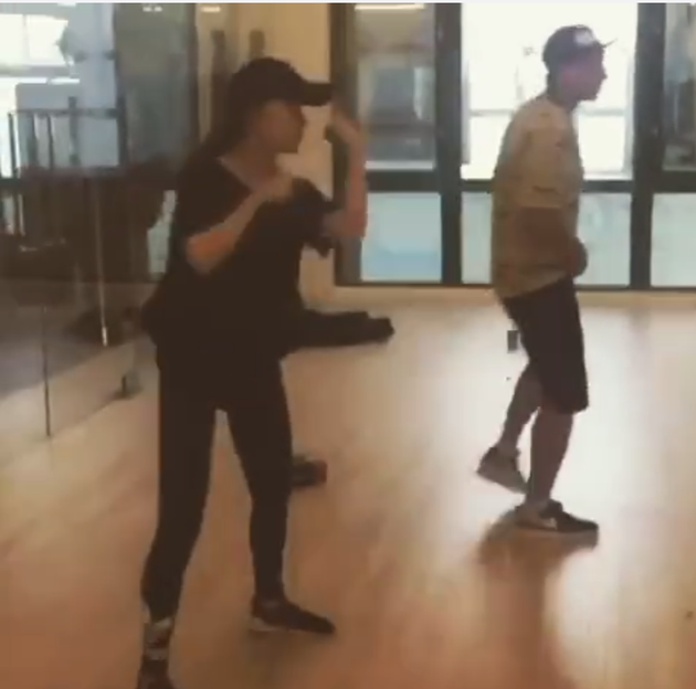 刘畊宏教昆凌打拳，昆凌帅气勾拳截图