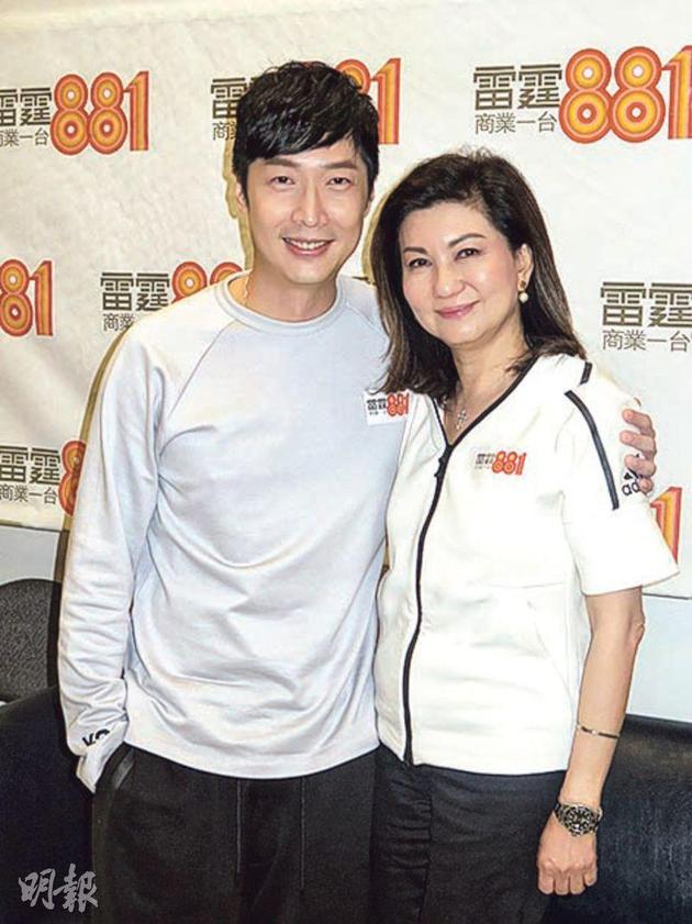 马浚伟在商台主持节目，第一集就请来传不和的乐易玲担任嘉宾，两人还搭肩膀拍合照。