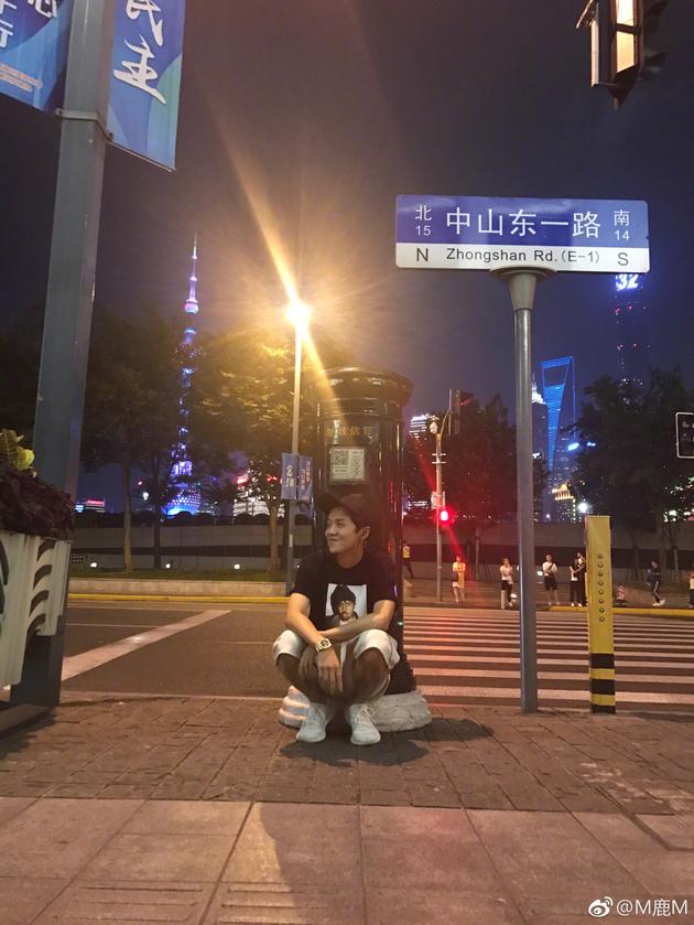 鹿晗与邮筒合影