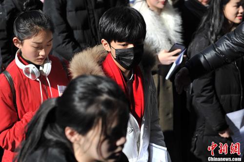 资料图:今年2月,王俊凯现身北京电影学院表演专业考场。中新网记者 金硕 摄