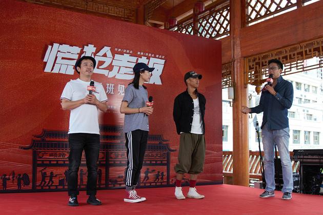 大潘上台接受采访_