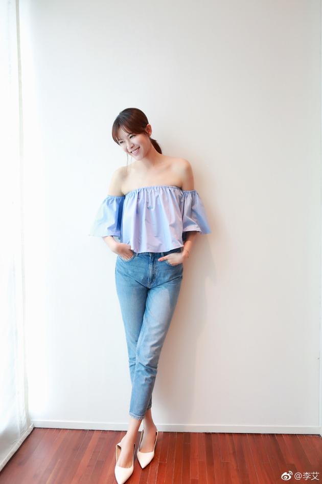 李艾扎低马尾一脸清新甜笑 大秀白皙香肩超撩人|李艾|露肩装|长腿_新浪娱乐_新浪网