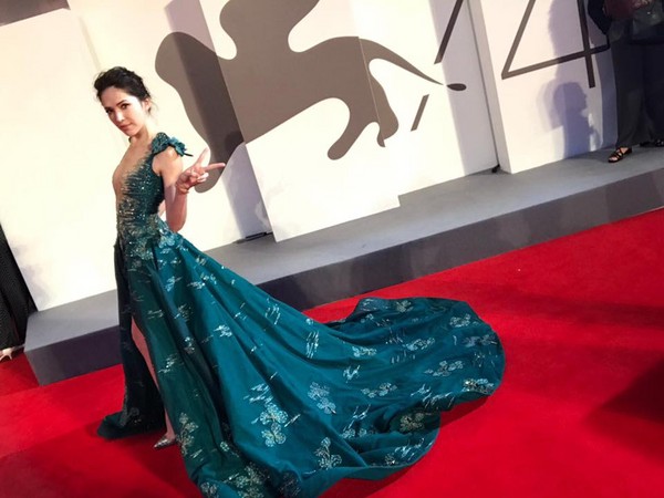 许玮甯红毯造型