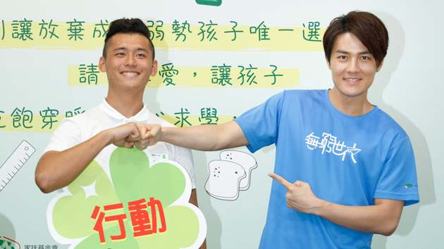 吴克群(右)鼓励苇辰勇敢追梦