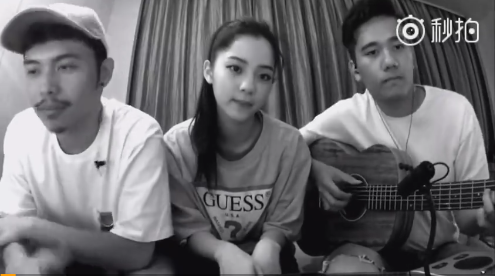 欧阳娜娜和好友弹唱英文歌 可爱小动作萌翻网