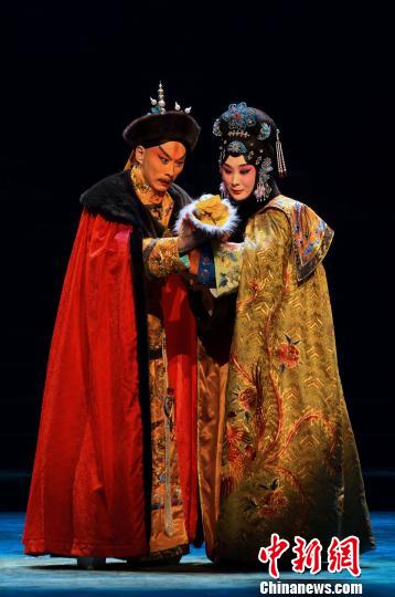剧中，葛尔丹与兰儿格格死后，康熙皇帝与淑妃抱着外孙怀念。