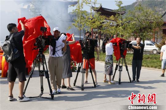 开机仪式现场揭红布仪式。　张勇 摄