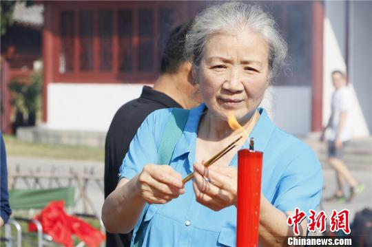 演员曹翠芬正在上香祈福。　张勇 摄