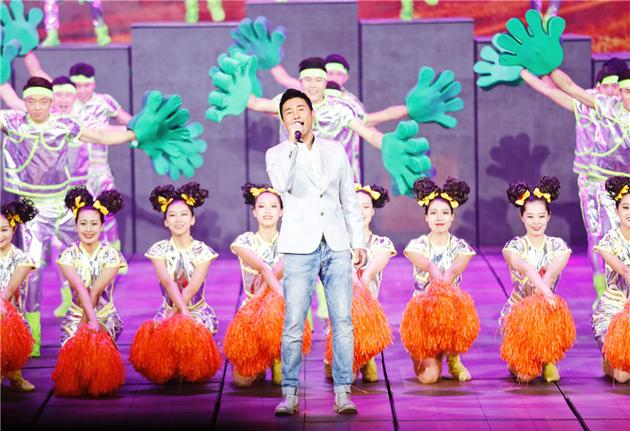 沙宝亮献唱《好大一棵树》 不忘师恩献礼人民