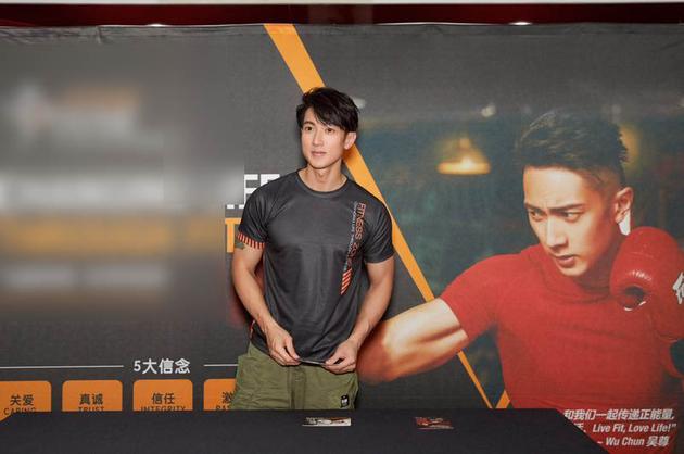 吴尊穿黑色紧身T恤现身 健美身材羡煞旁人|吴尊